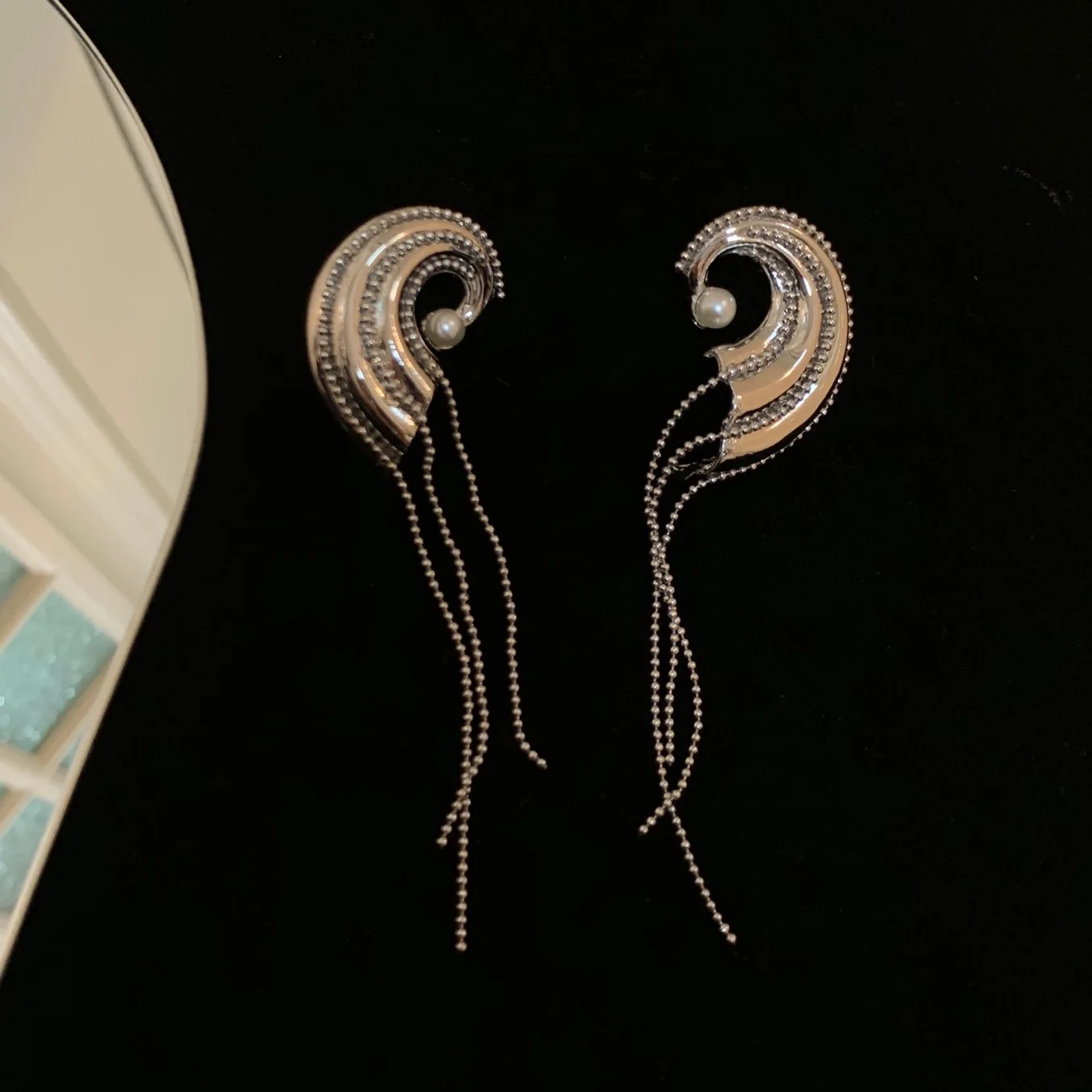 

Minority design INS wind personality metal spiral conch beads chain tassel pearl earrings trend street beat earrings, Silvery