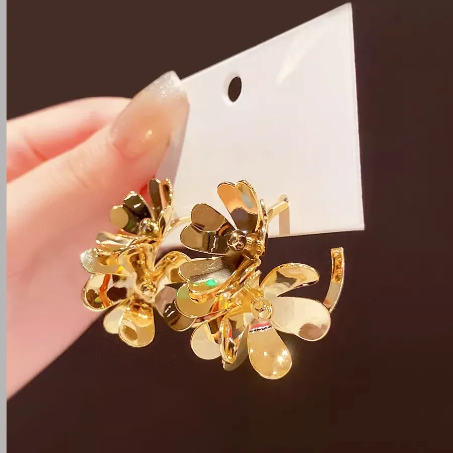 

2023 New Arrivals Bras Earrings Exaggerated Latest Earring Design Flower Shape Geometric Golden Earring For Women Girls