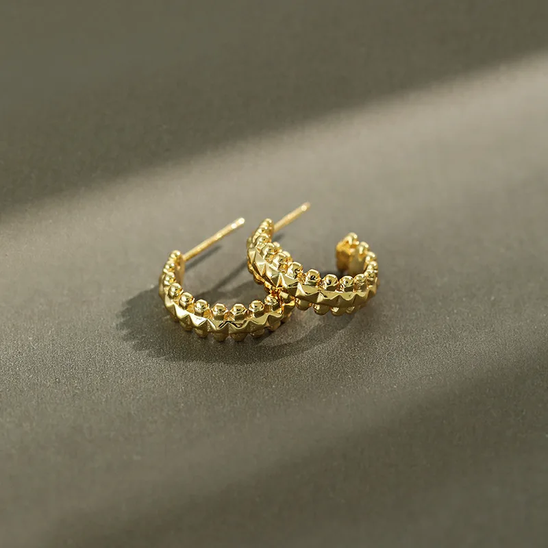 

Hongkong Style Gold Tone Weaved S925 Hoop Earrings Irregular 925 Sterling Silver Hoop Earrings For Lady