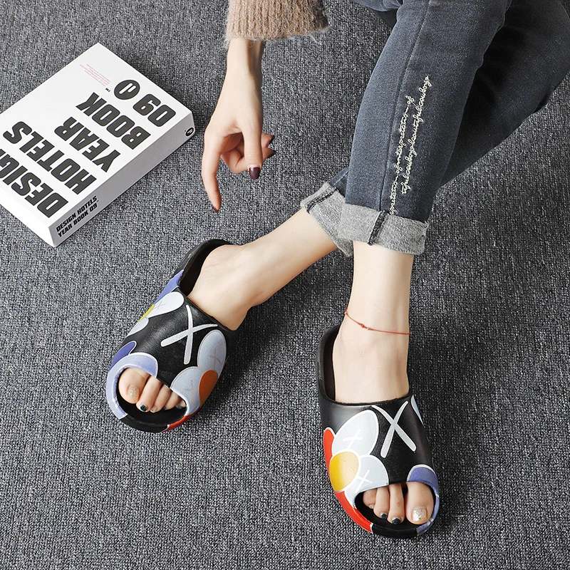 

Comfy Slippers Inspired Slides Fashion Trend Ladies Home Simple Slippers Men's Indoor Slippers, Picture