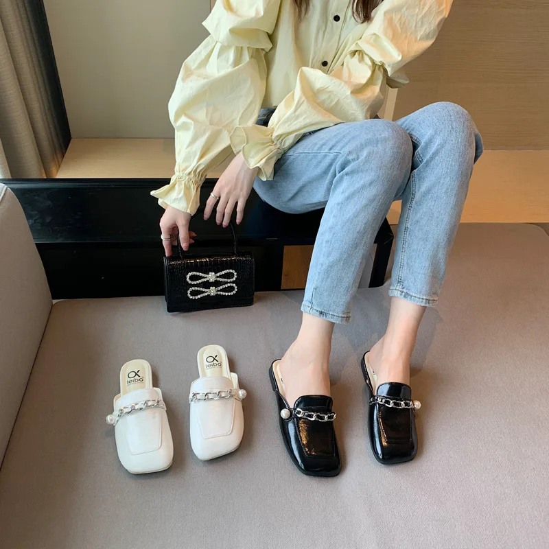 

Brand shoes women stylish patent leather loafers chain pearl decor closed toe female sliders ladies flat mules for summer