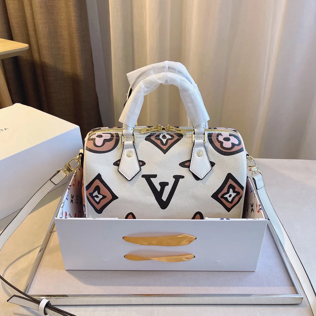 

2021 new famous brand messenger bag fashion handbag portable zipper leather ladies bag, White