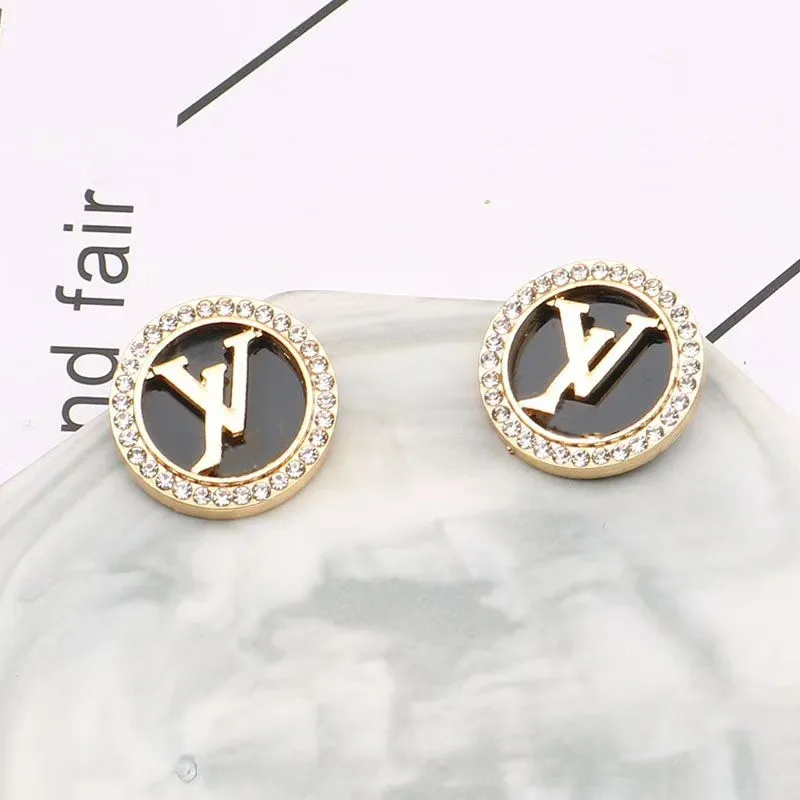 

European and American jewelry V home net red style round embedded shell ear stud hollow letter set diamond, Ceauration