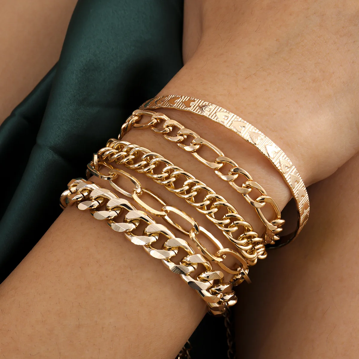 

Temperament hollowed out chain tassel hand decoration women's simple heart-shaped embossed metal bracelet set