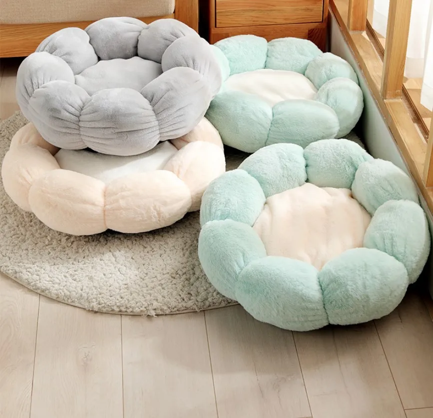 

2021 Portable fluffy pet bed cute round flower shape warm dog bed cat bed accessories for pet supplier