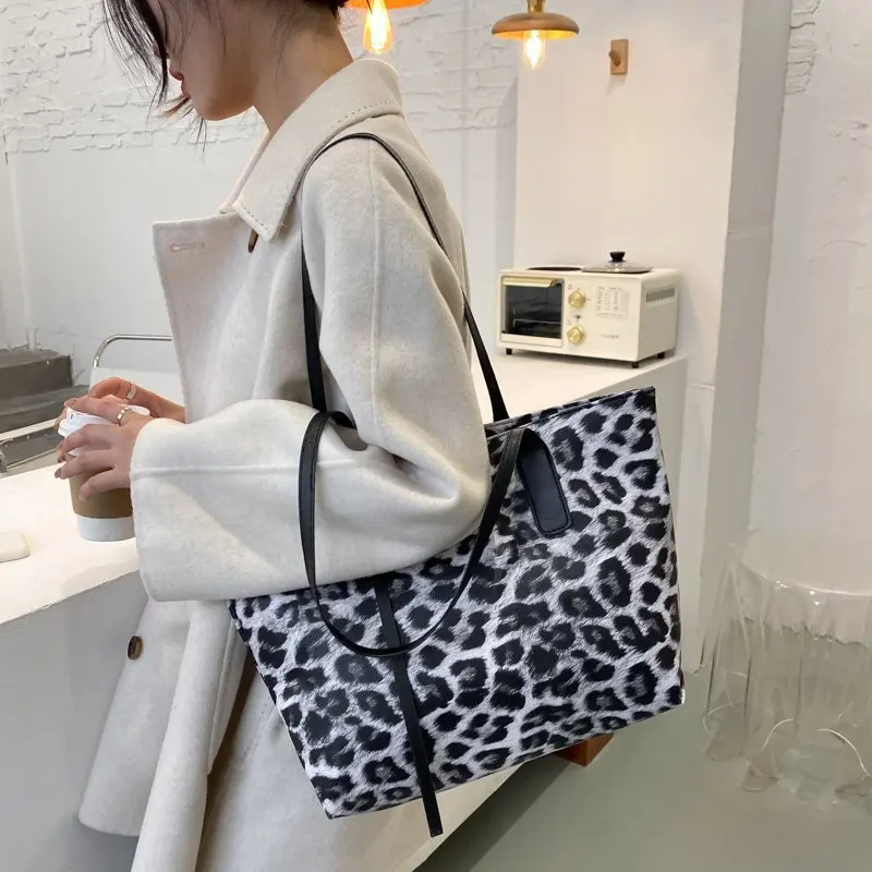 

Cow pattern large-capacity tote bag for summer 2020 new fashion shoulder bag portable large female bag wholesale, Customized color