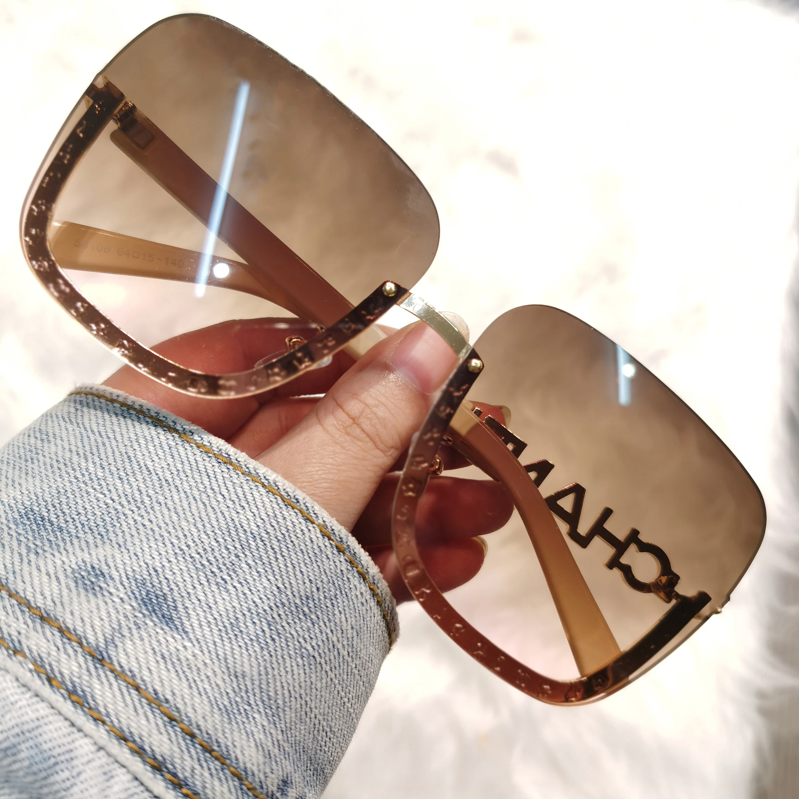 

2022 Big Square Hipster Glasses Champagne Sunglasses Female Round Face Street Fashion Fashion Rhinestone Letter Sunglasses, Picture shows
