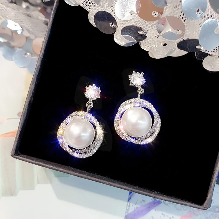 

Luxury Circle Pearl Rhinestone Dangle Earrings Geometric Temperament High Sense Earrings Girl Fashion Jewelry, Picture shows