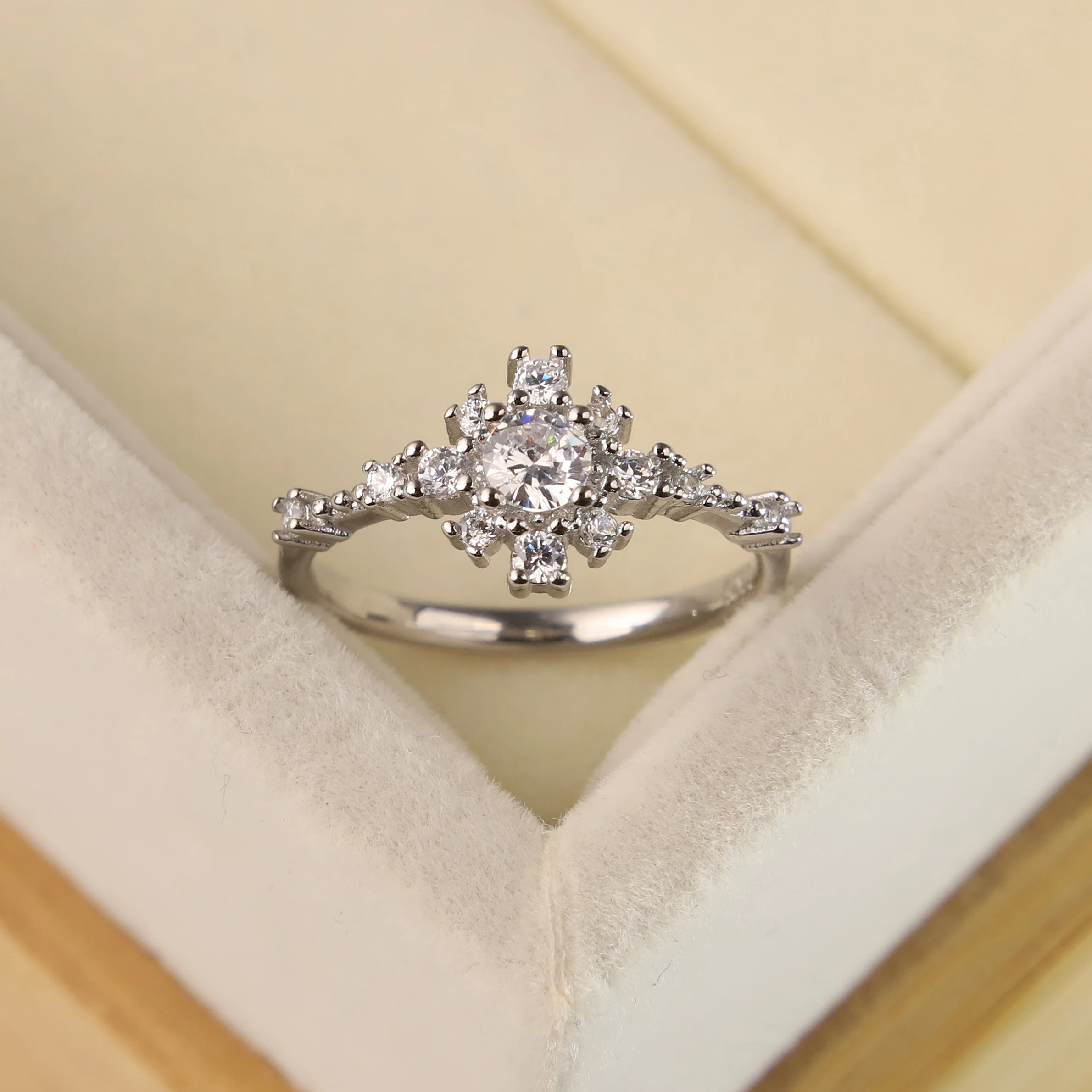 

S925 silver ring female Japanese and Korean fashion simple flower ring sunflower snowflakes zircon jewelry engagement rings