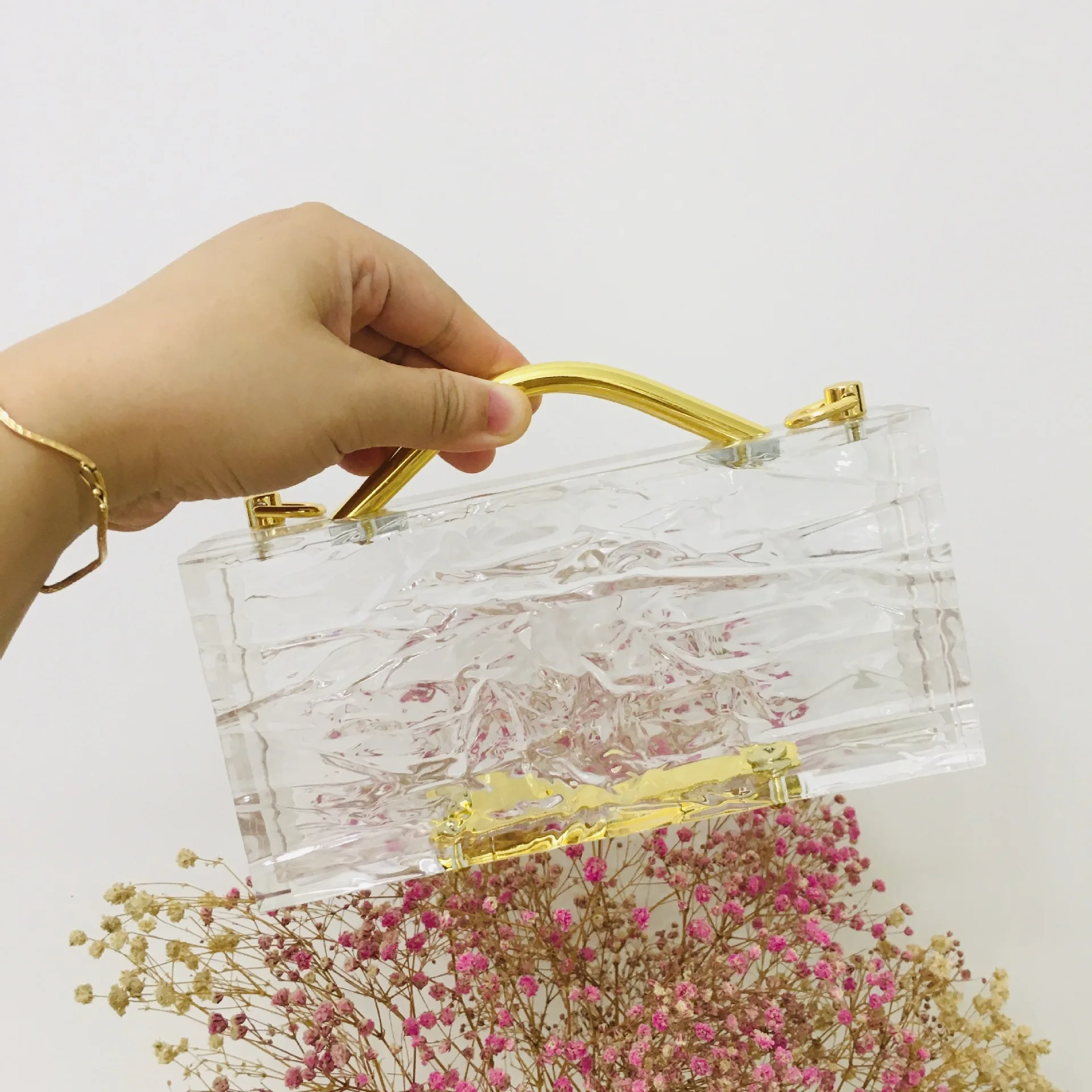 

New European and American fashion ice crack transparent acrylic handbag brass handle chain bag