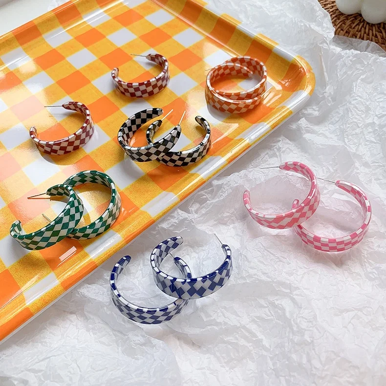 

Factory Wholesale Jewelry Resin Geometric Hoop Earring For Women Simple Korean Statement Checkerboard C-Shape Earrings