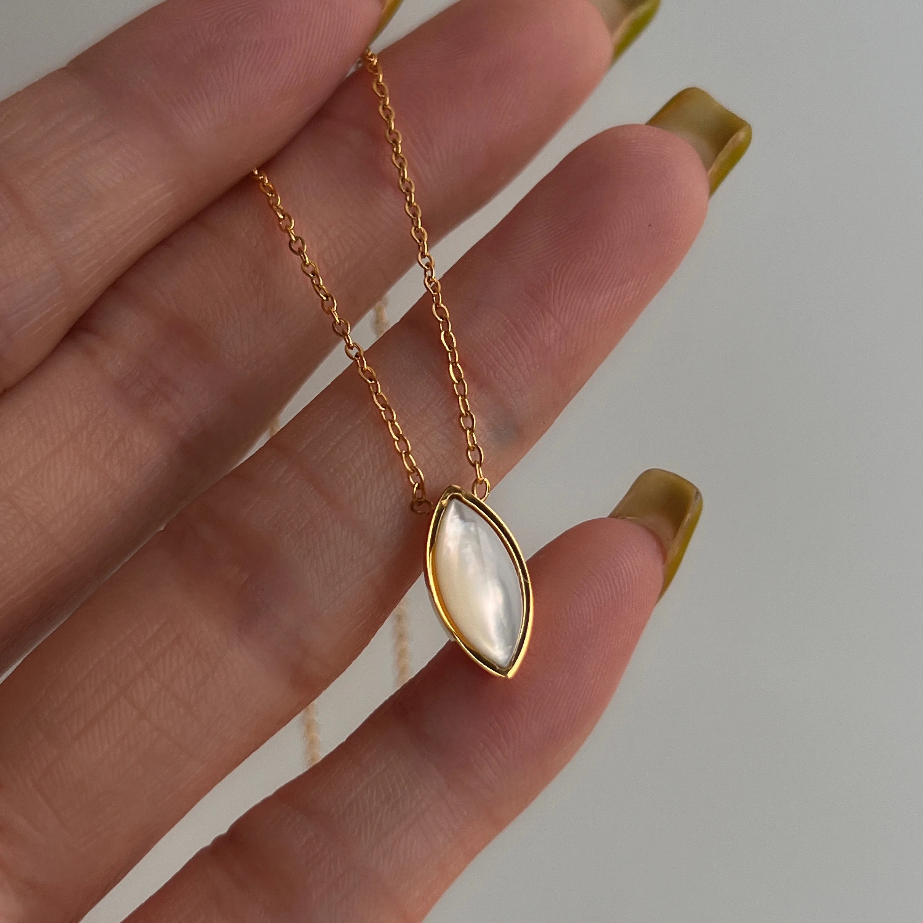 

2022 Dazan New Summer Ins 18k Gold Plated Tarnish Free Stainless Steel Vintage Horse Eye Shell Oval Pendant Necklace For Women