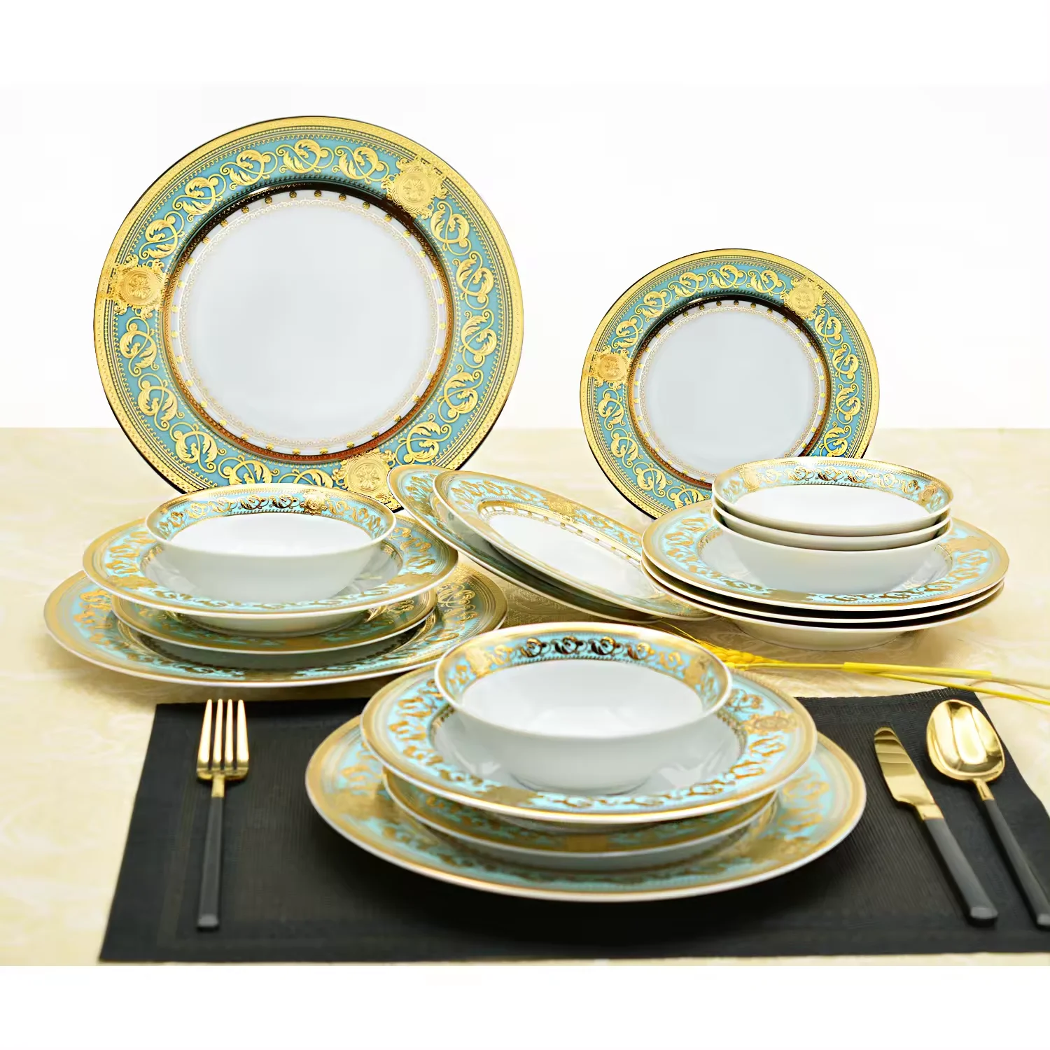 Quick Shipping 24pcs Embossed Gold Bone China Porcelain Vintage Dinnerware Set for Soup and Dinner Plates Porcelain Tableware