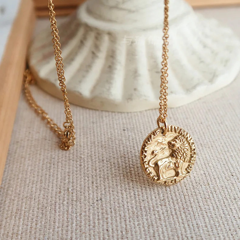 

European Retro Stainless Steel Embossed Lion Disc Necklace 18K Gold Plated Stainless Steel Engraved Lion Coin Necklace