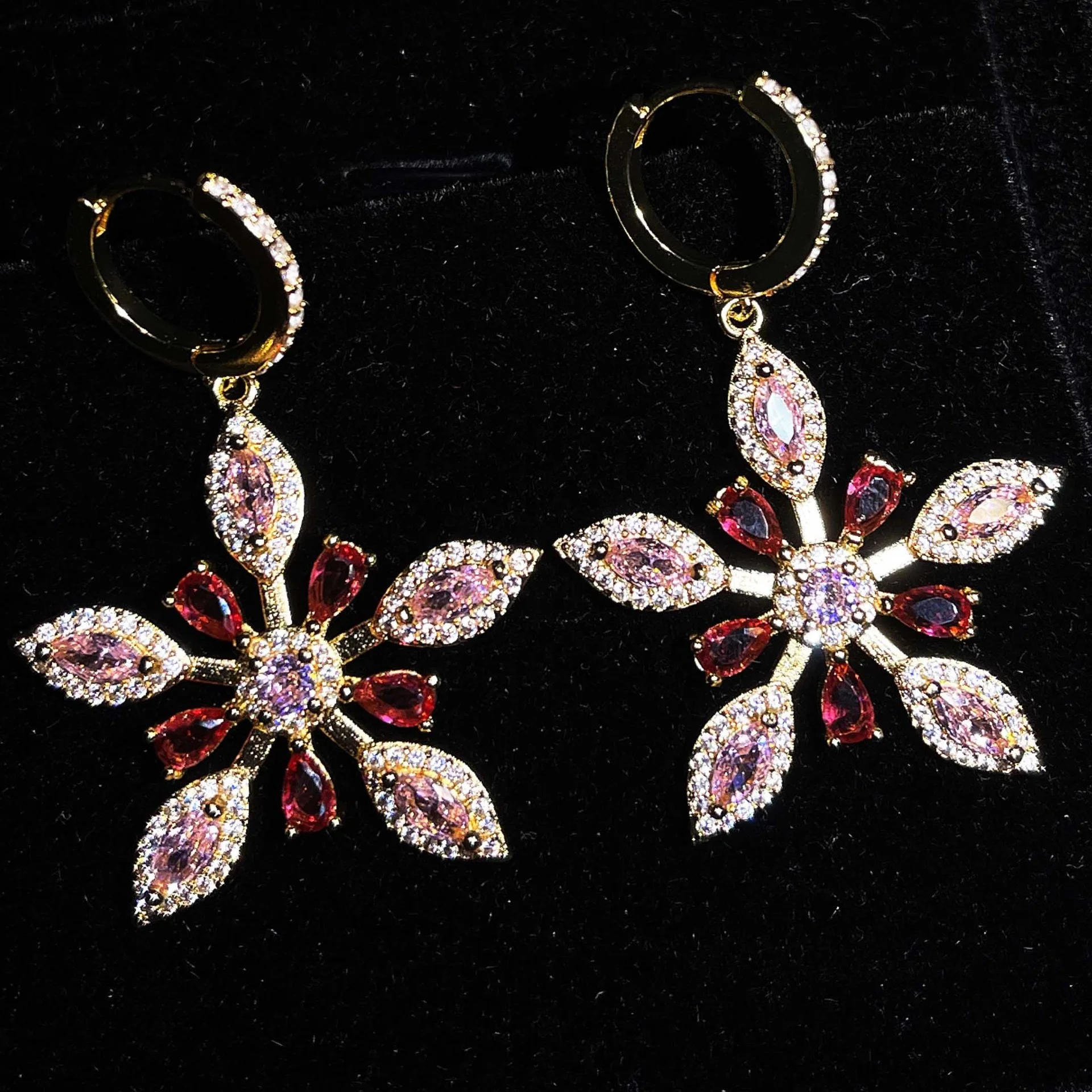 

Luxury Diamond Earrings Charms Vintage White Snowflake Pendant Drop Earrings Gold Ice Crystal Shinny Stone Earrings Jewelry, Picture shows