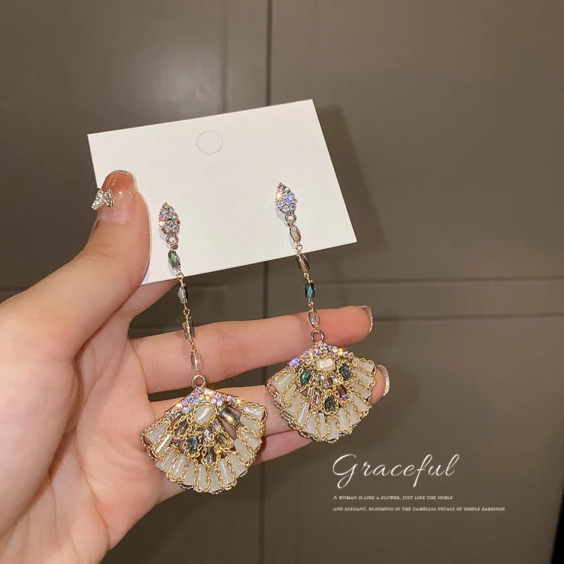 

fashion crystal drop earing fan