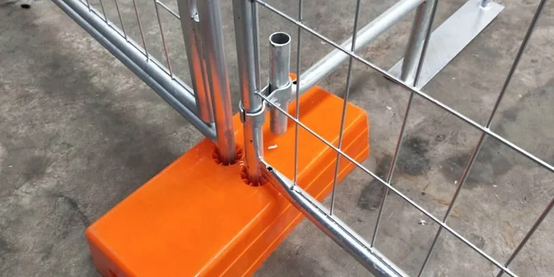 에 대한 최신 회사 뉴스 임시 담을 위한 콘크리트에 의하여 채워지는 안정되어 있는 지원 임시 담 기초 사출 성형 플라스틱 발  2