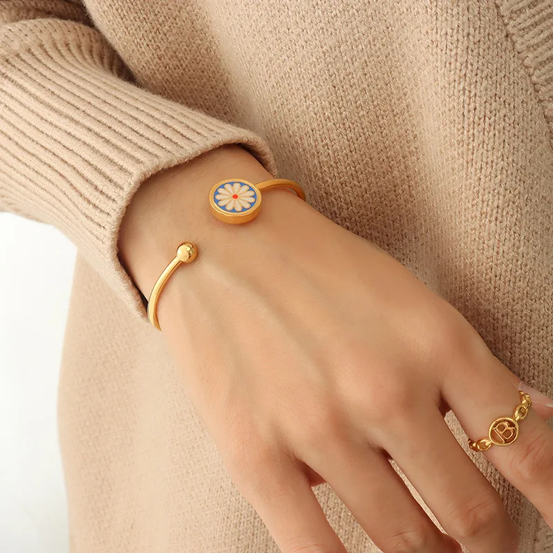 

Fashion Jewelry Gold Plated Stainless Steel Round Shape Little Daisy Dripping Oil Women Bangles