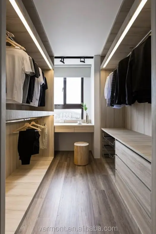 walk in closet 2.jpg