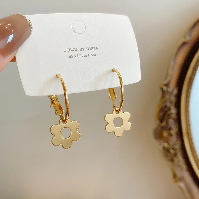 

Hongtong 2021 Wholesale 18k Gold Plated Jewelry Retro Simple Metal Small Flower Drop Dangle Earring, Picture