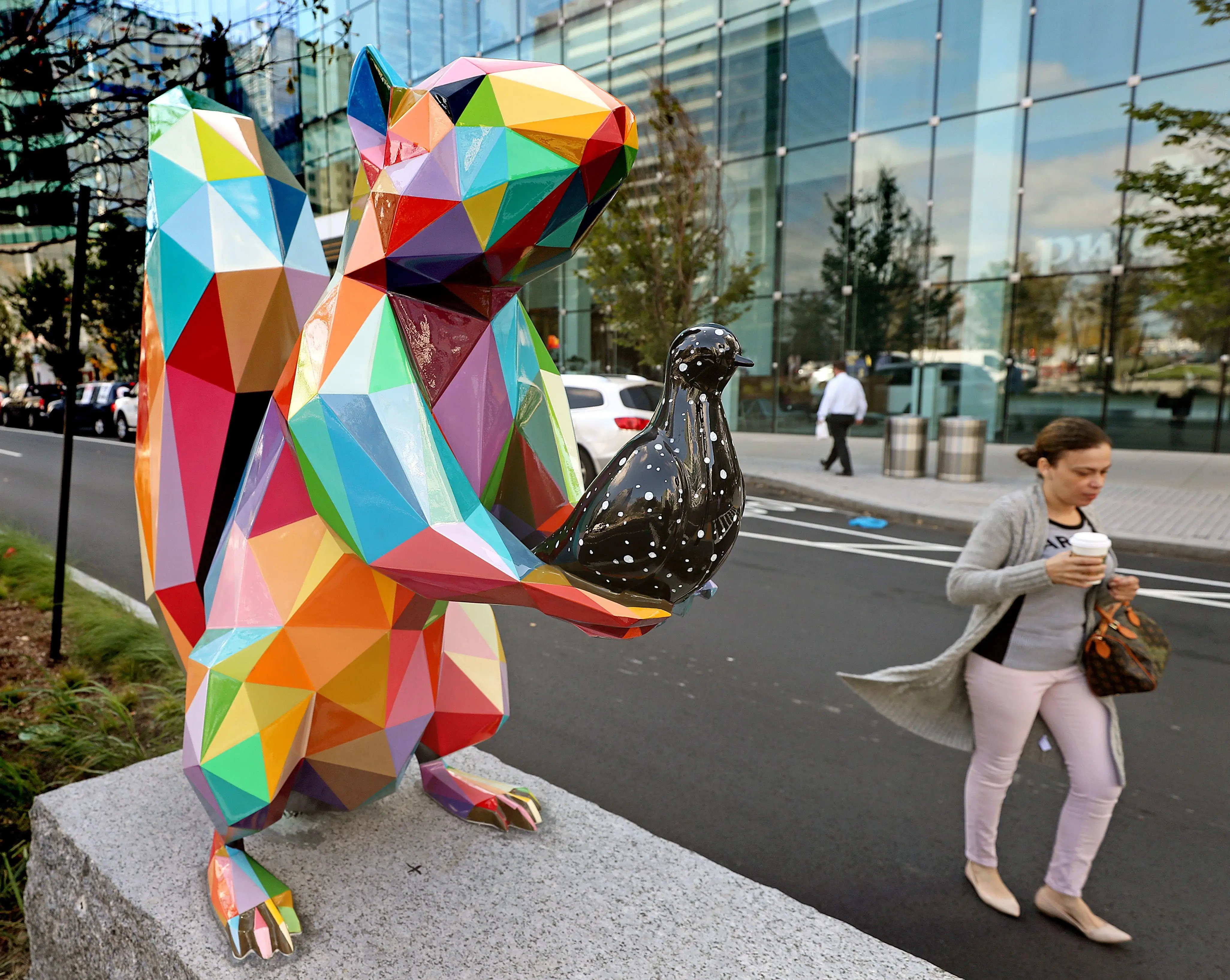 装饰五颜六色的雕塑玻璃纤维几何松鼠雕塑 - buy geometry squirrel