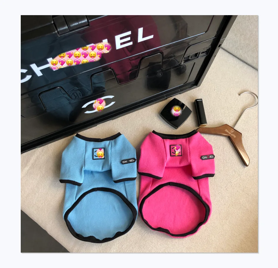 

2021 spring new pure color lovely luxury famous brand LOGO design high-end pet dog clothing wholesale, As photo show