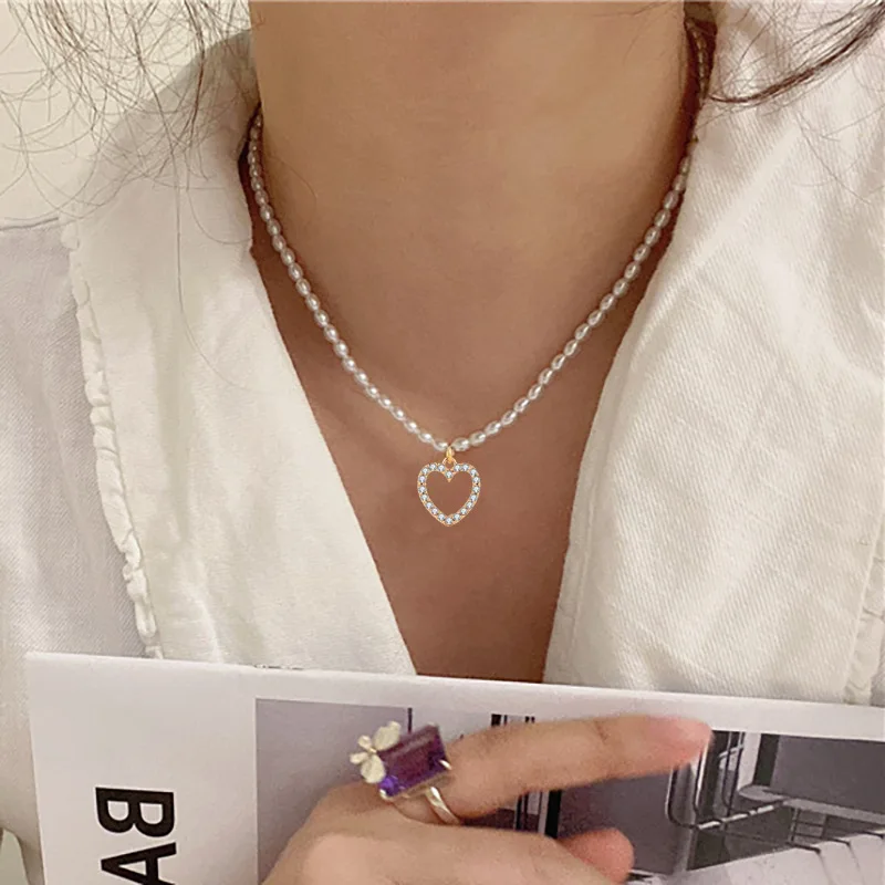 

2021 Trend Accessories White Baroque Pearl Choker Necklaces Pearl Crystal Heart Pendant Necklace For Women