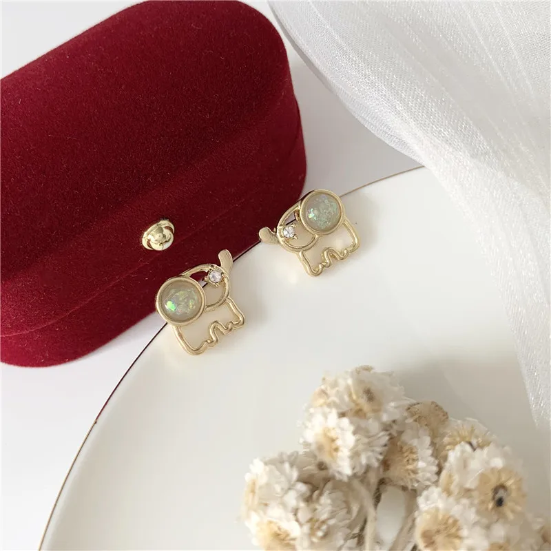 

New Korean temperament simple and compact elephant earrings cute sweet and interesting jewelry gifts for women, Gold