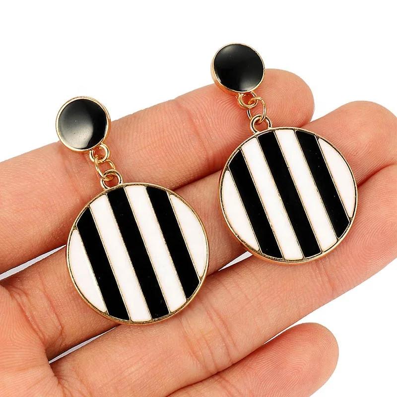 

New Fashion Classic Drip Oil Strip Black White Round Drop Earrings Acrylic Round Statement Drop Earrings For Women Jewelry, Picture shows