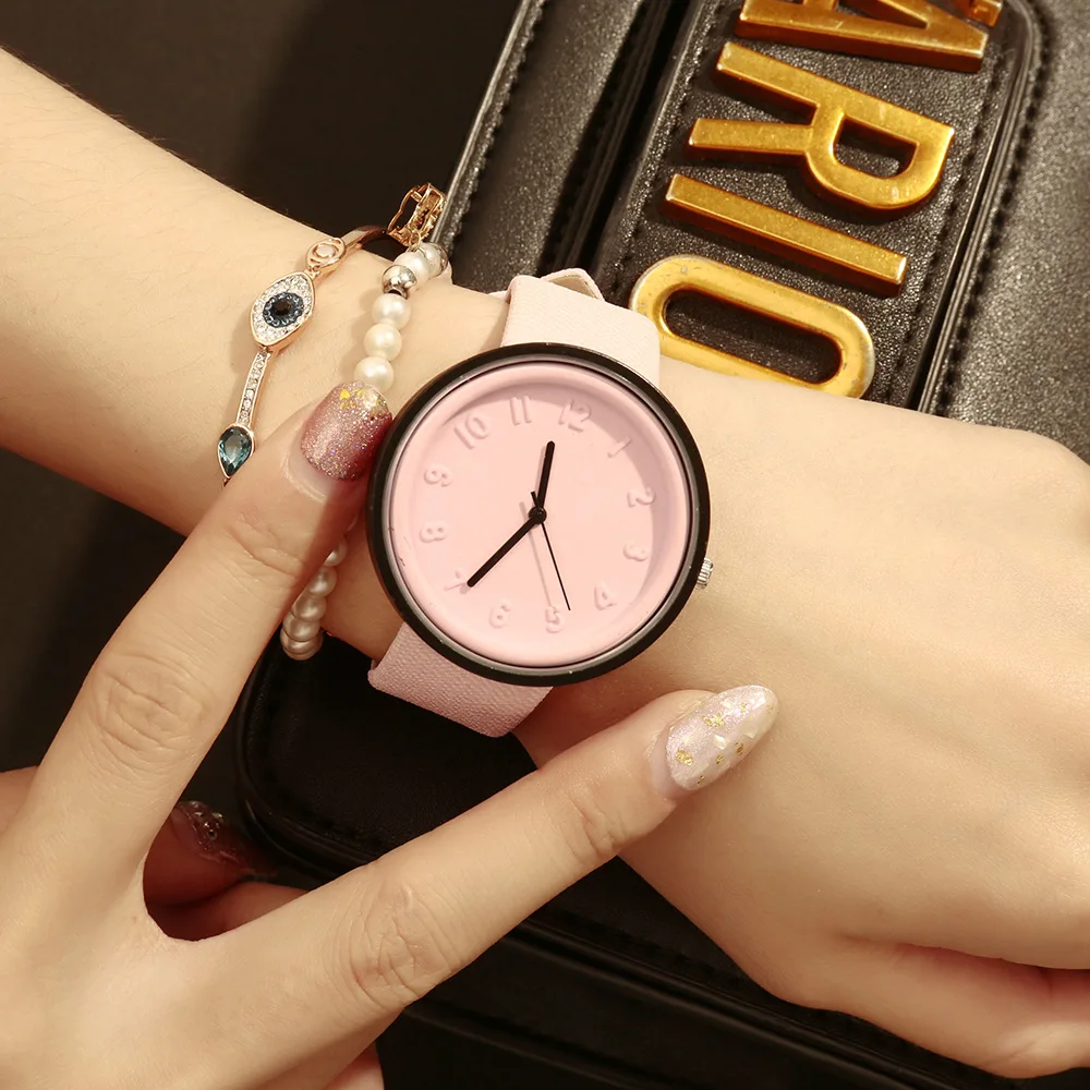 

2021 wholesale new design Leather wristwatch Geneva luxury wrist ladies canvas Quartz watch for women, Picture