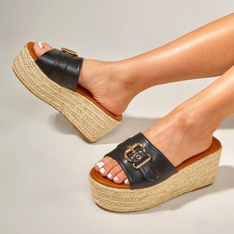

Summer 2021 New PU Leather Metal Decorative Wicker Straw Woven Sole Wedge And Bottom Outdoor Beach Casual Slippers