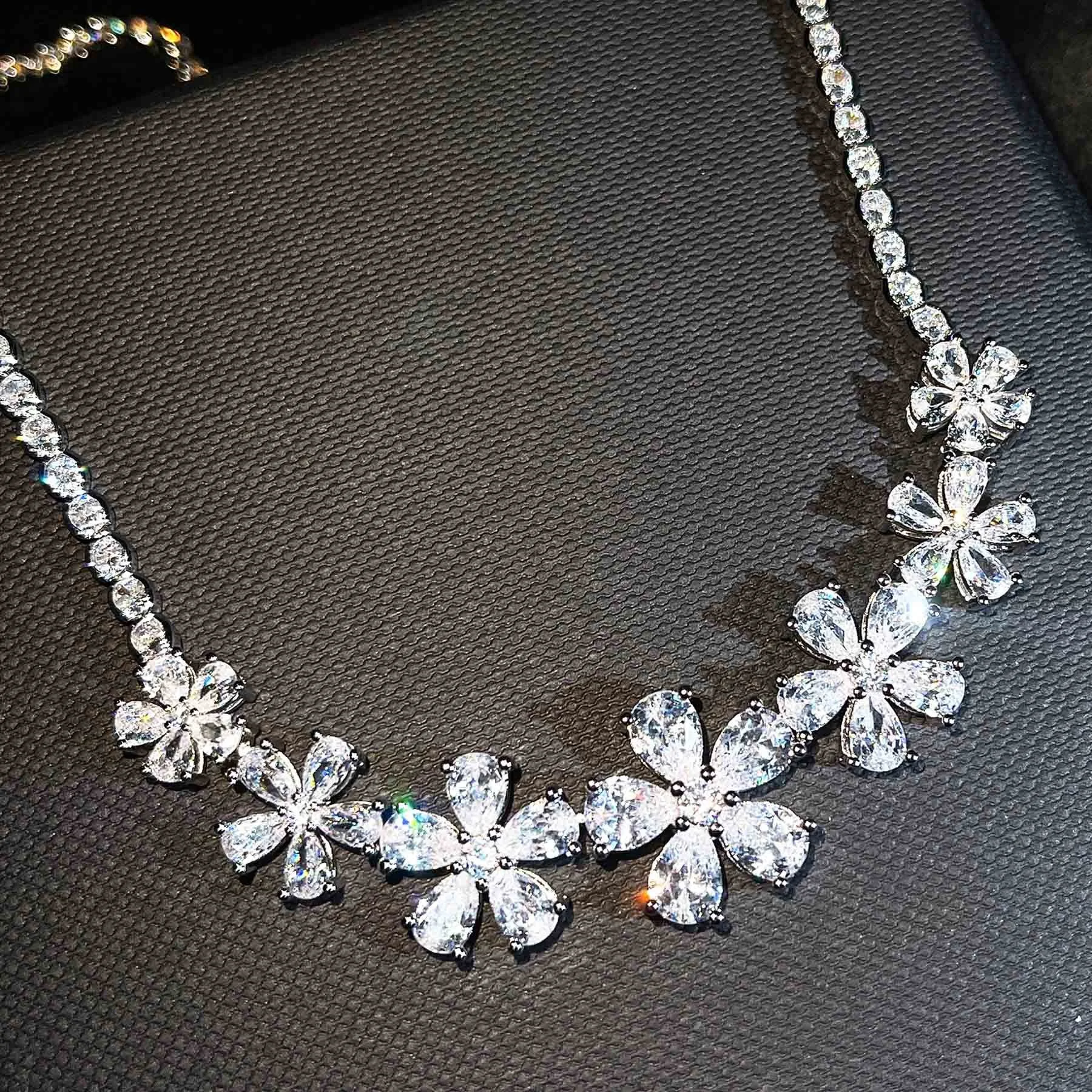 

Luxury Crystal Flower Pendant Necklace For Women Jewelry Super Flash Silver Plated Clavicle Chain Necklaces Lady Wedding Jewelry, Picture shows