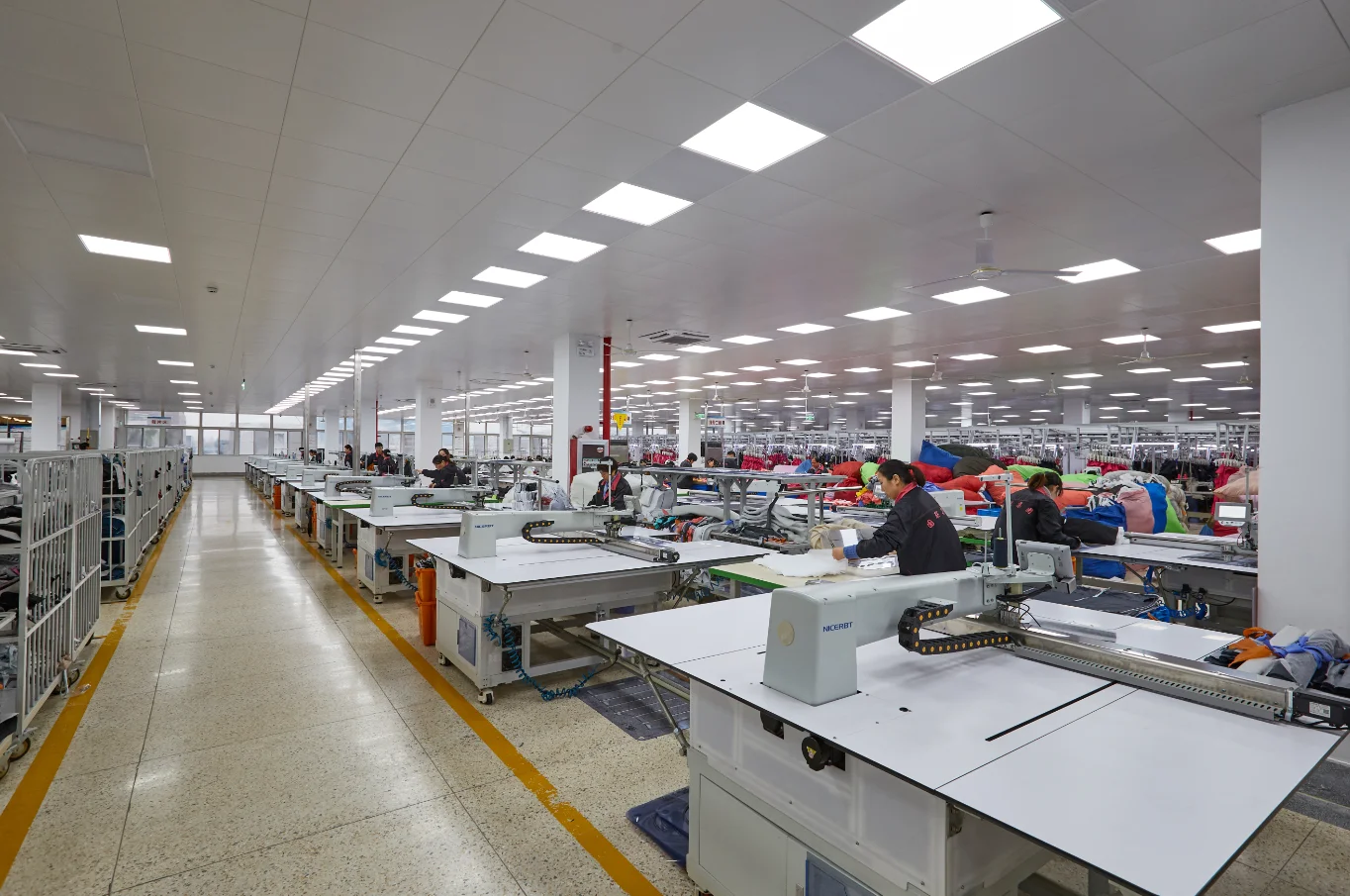 
Full Zipped Shiny Black Nylon Winter Padded Cotton Custom Puffer Down Jacket 