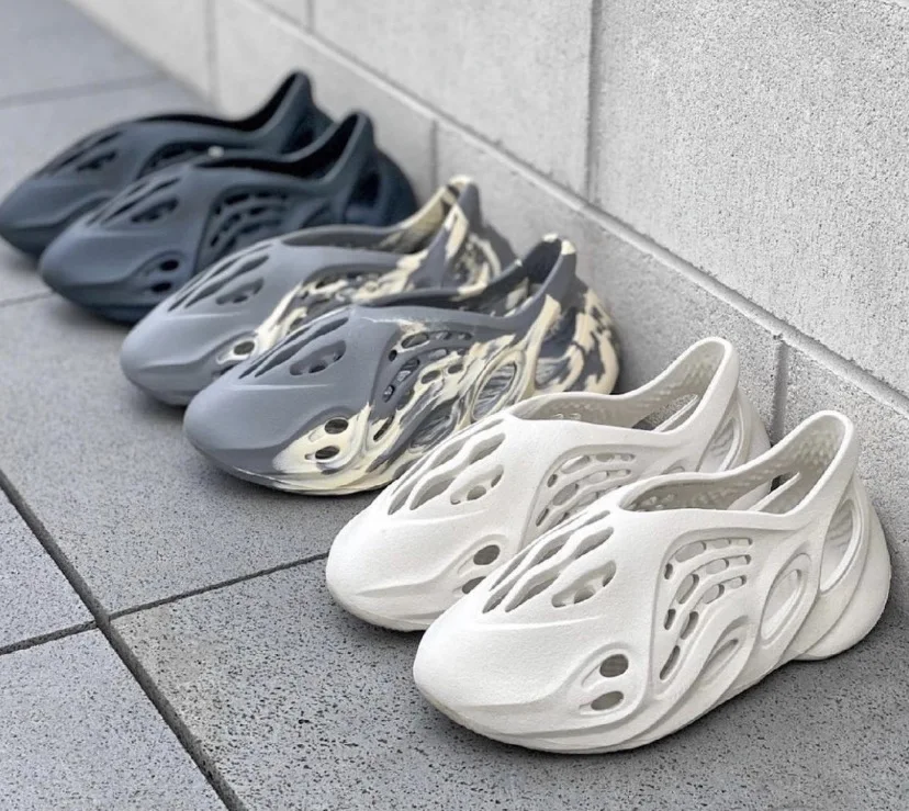 

Latest Stylish Summer outdoor Unisex Yeezy Foam Runner Moon Grey Beige Sandal MXCRCL Yeezi Sandal With Shoe Box