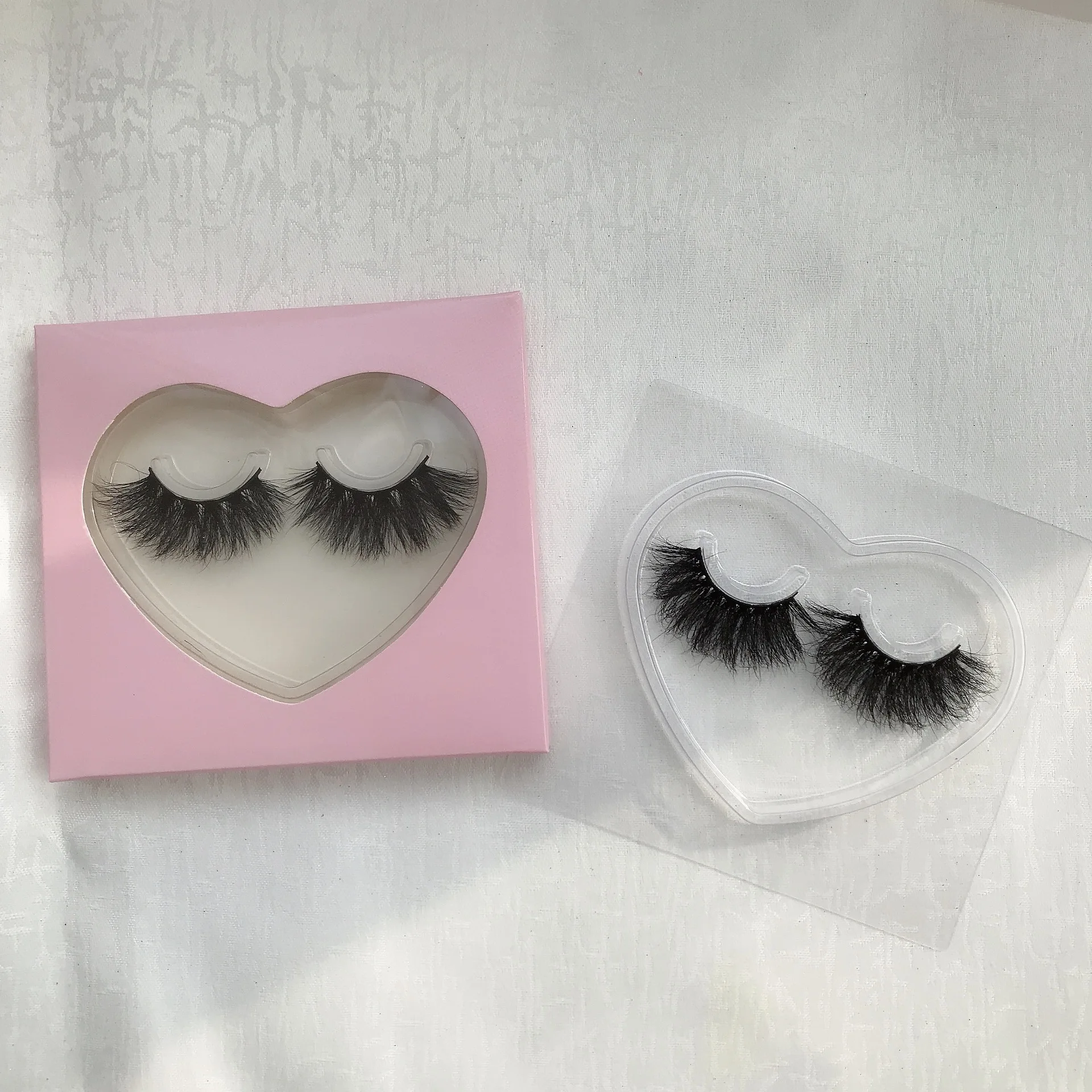 

Custom Heart Window Lash Box Colorful Heart Shaped Paper Eyelash Packaging Box