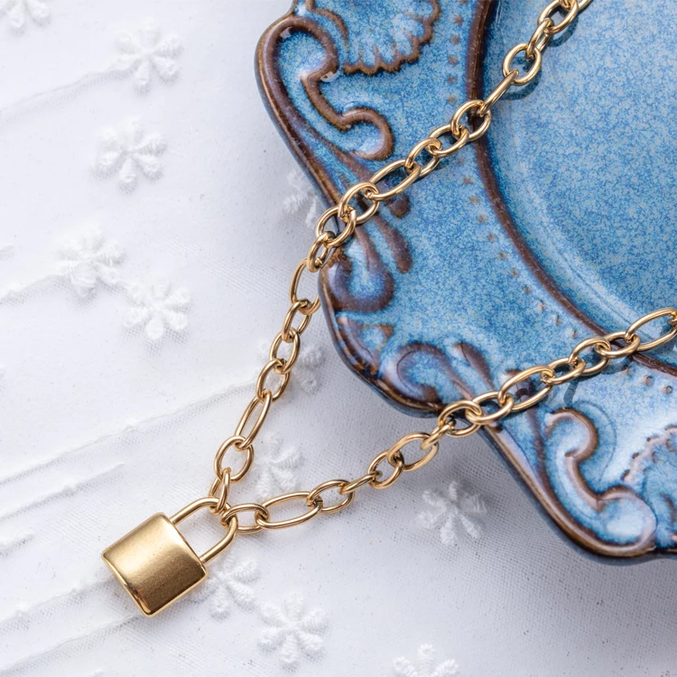 Pendentif Fleur De Lys En Métal Doré - Bijou Fantaisie Simple Et Élégant