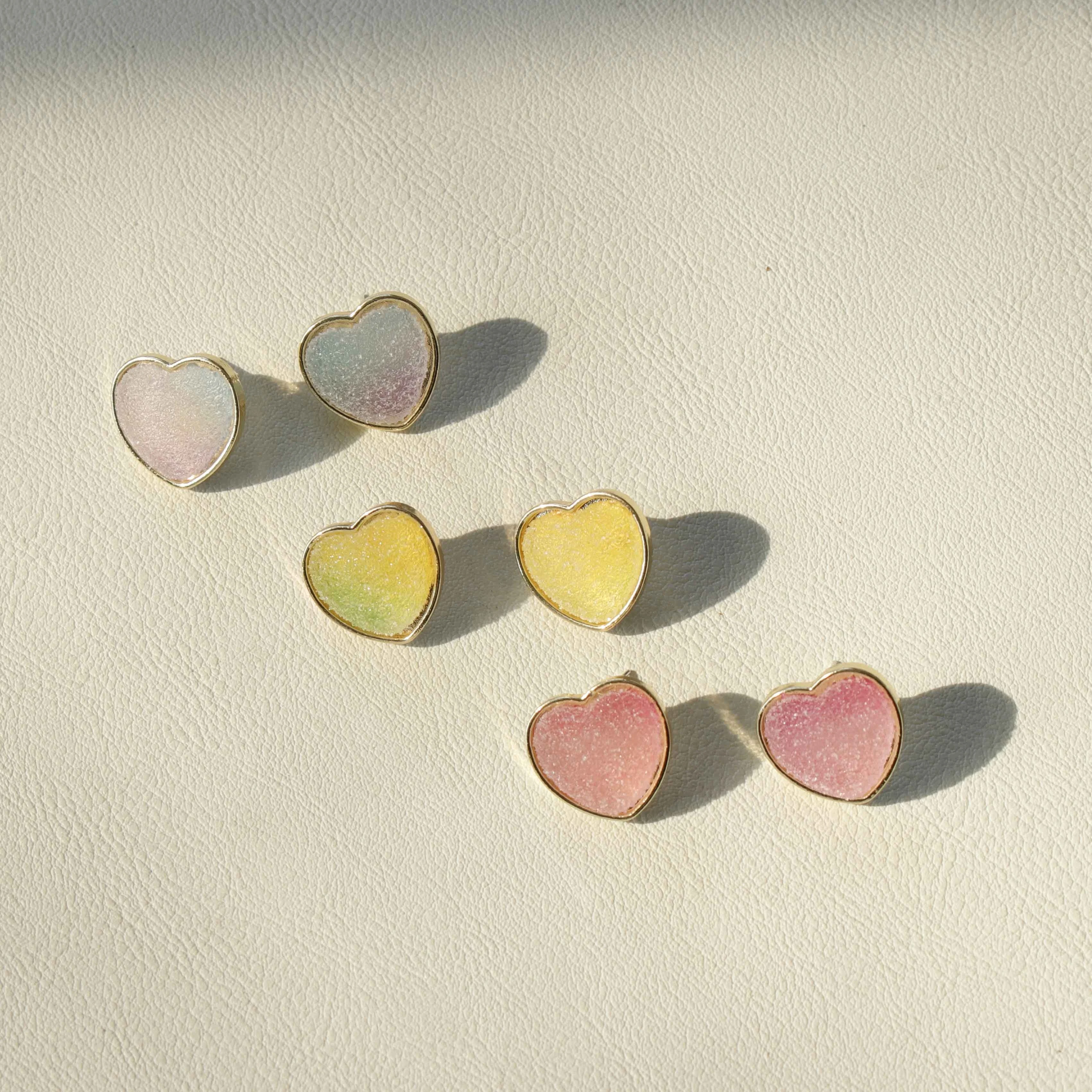 

OUYE women candy color cute earrings wholesale jewelry custom resin heart earring stud acrylic summer earrings for women, Golden/silver