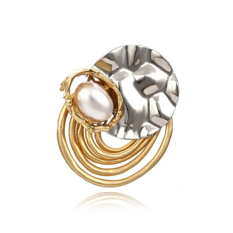 

Wholesale fashionable china trendy two-tone stitching metal pearl brooch