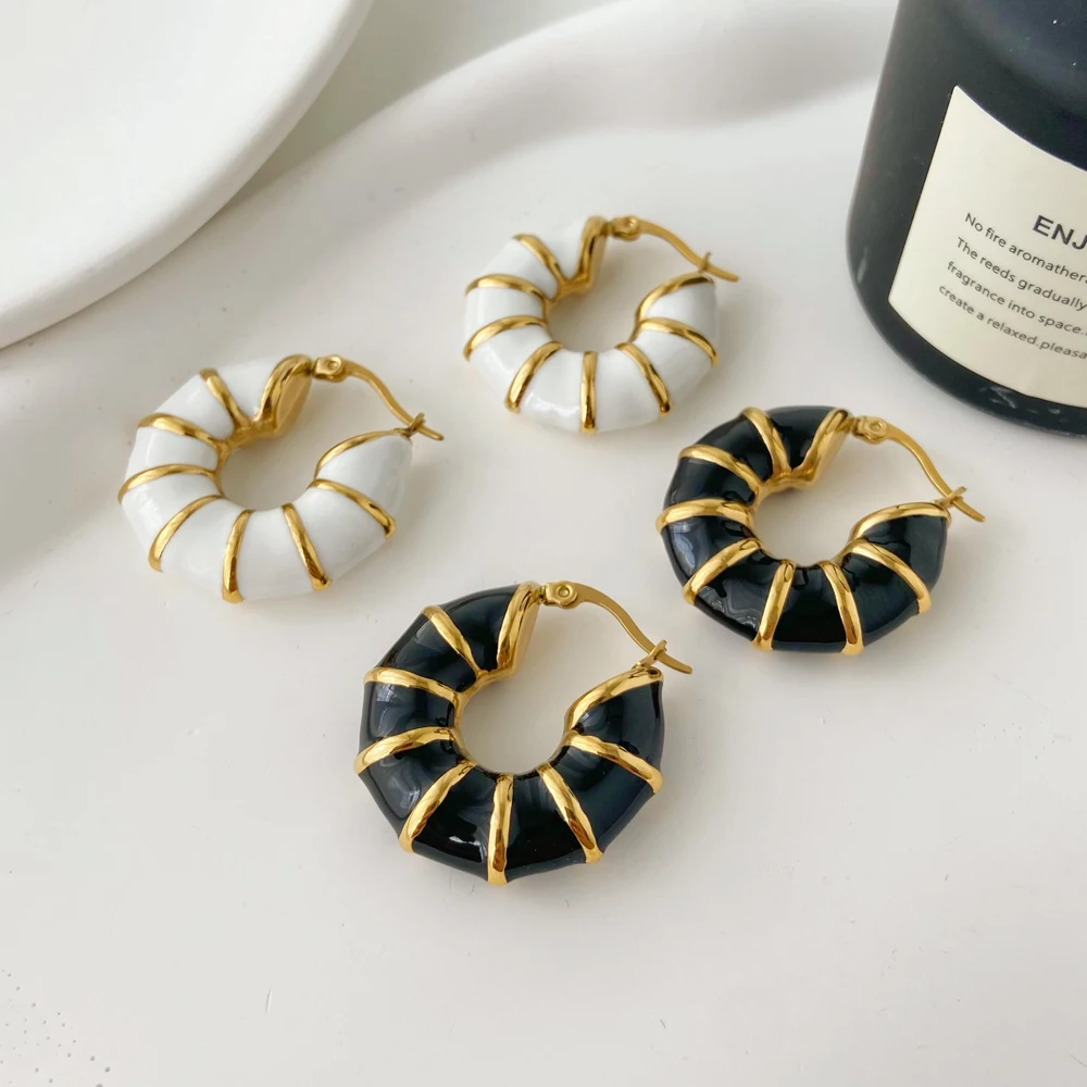 

Enamel Dropped Oil U-shaped Thread Snail Earrings Jewelry Chunky Elegant Stainless Steel Gold Plated Black and White Earrings