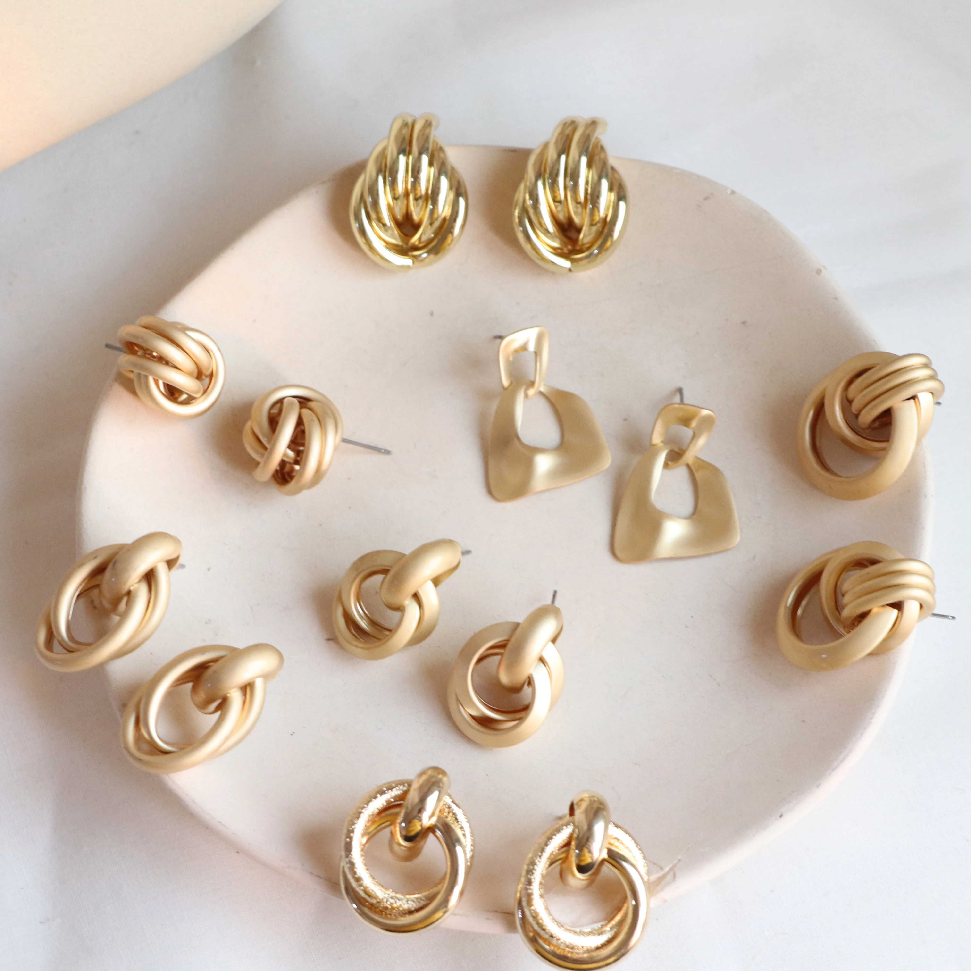

New Retro Irregular Circle Matte Metal Gold Knot Earrings For Women Fashion Geometric Jewelry Gifts, Colorful