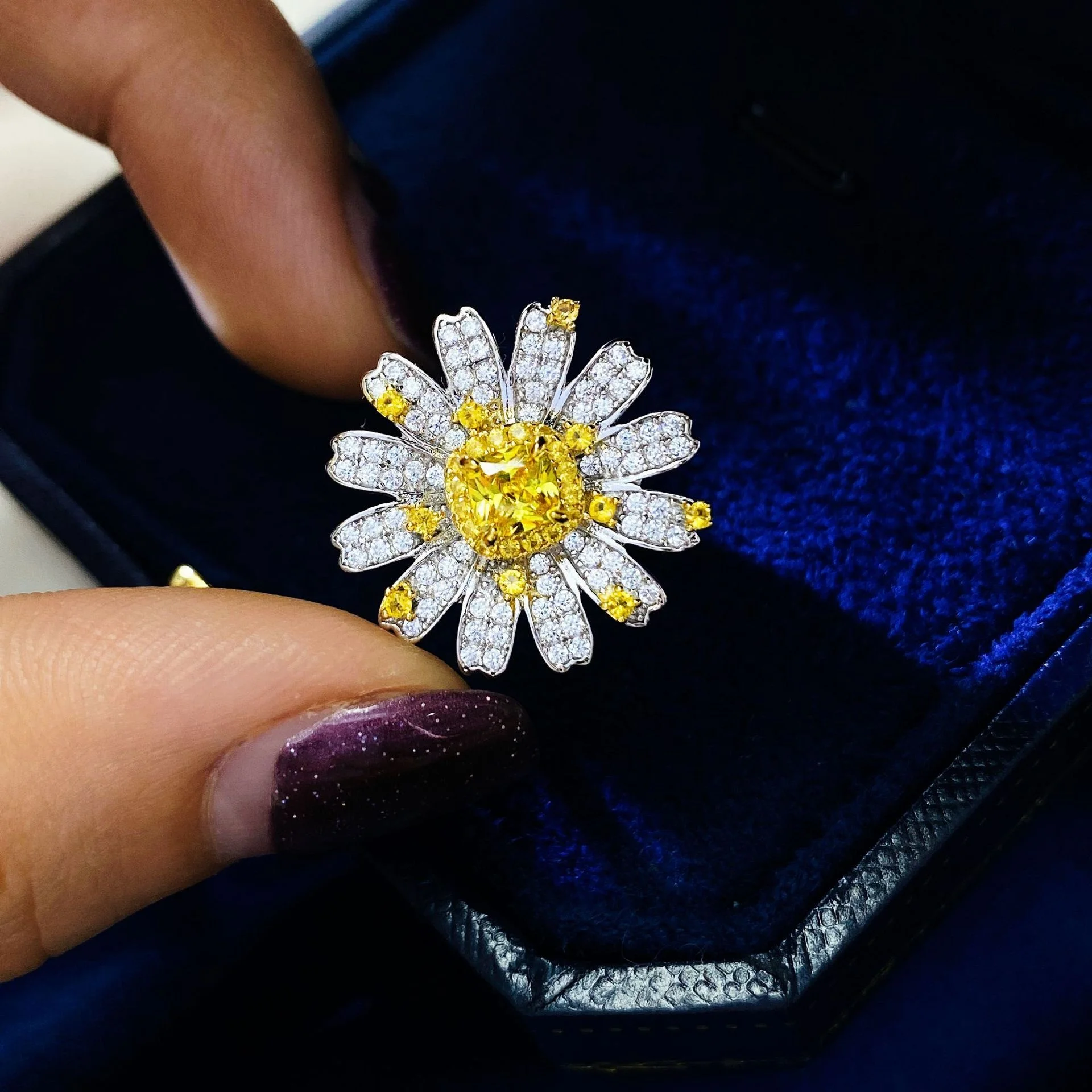 

Fashion Female Jewelry S925 Sterling Silver White/Yellow CZ Daisy Flower Ring