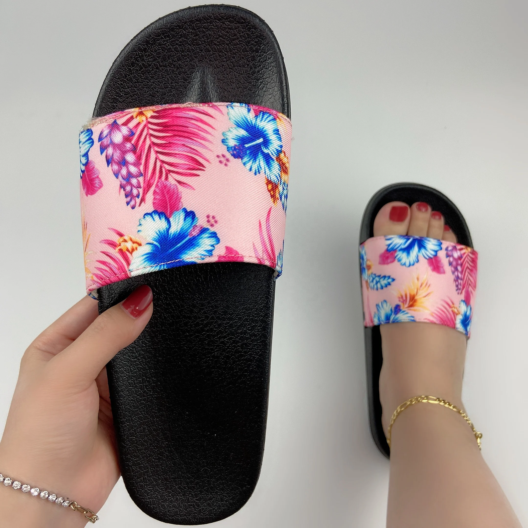 

Fashion Womens Slippers NEW Summer Outdoor Beach Flat Slippers Slides Ladies with Colorful Crystal Sandals for Women Shoes