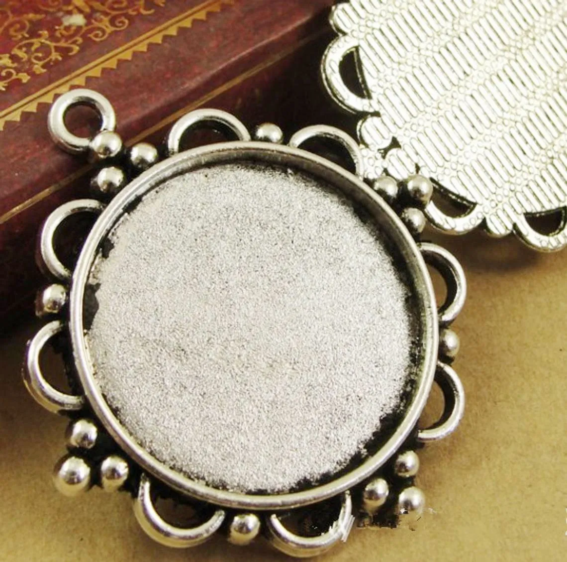 

Fashion antique silver tone anique bronze DIY accessory jewelry making necklace pendant tray bezel blank cabochon, Antique silver tone/antique bronze