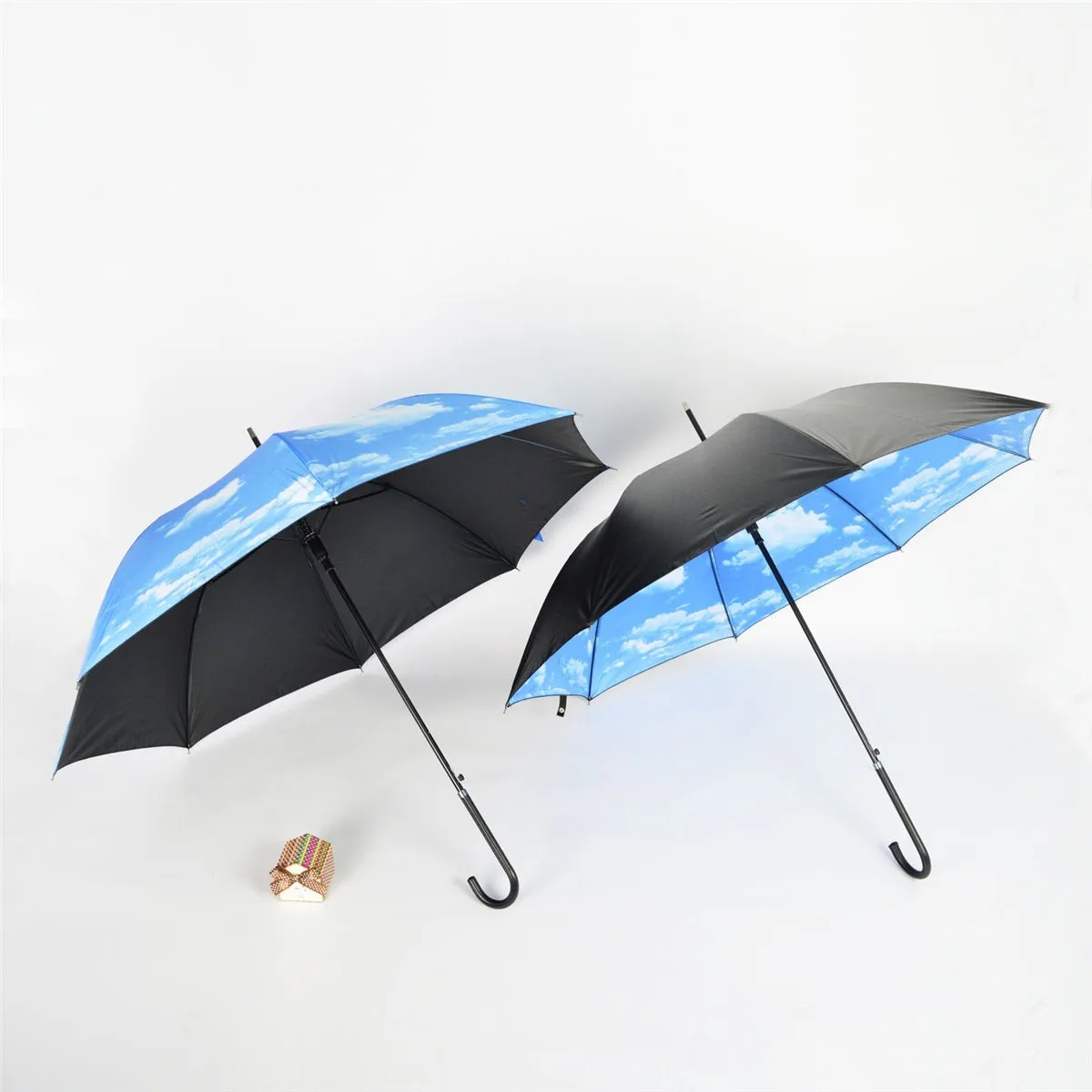 Два зонтика. Модные зонты. Стильный зонт. Зонт 2022. Зонтик для двоих.