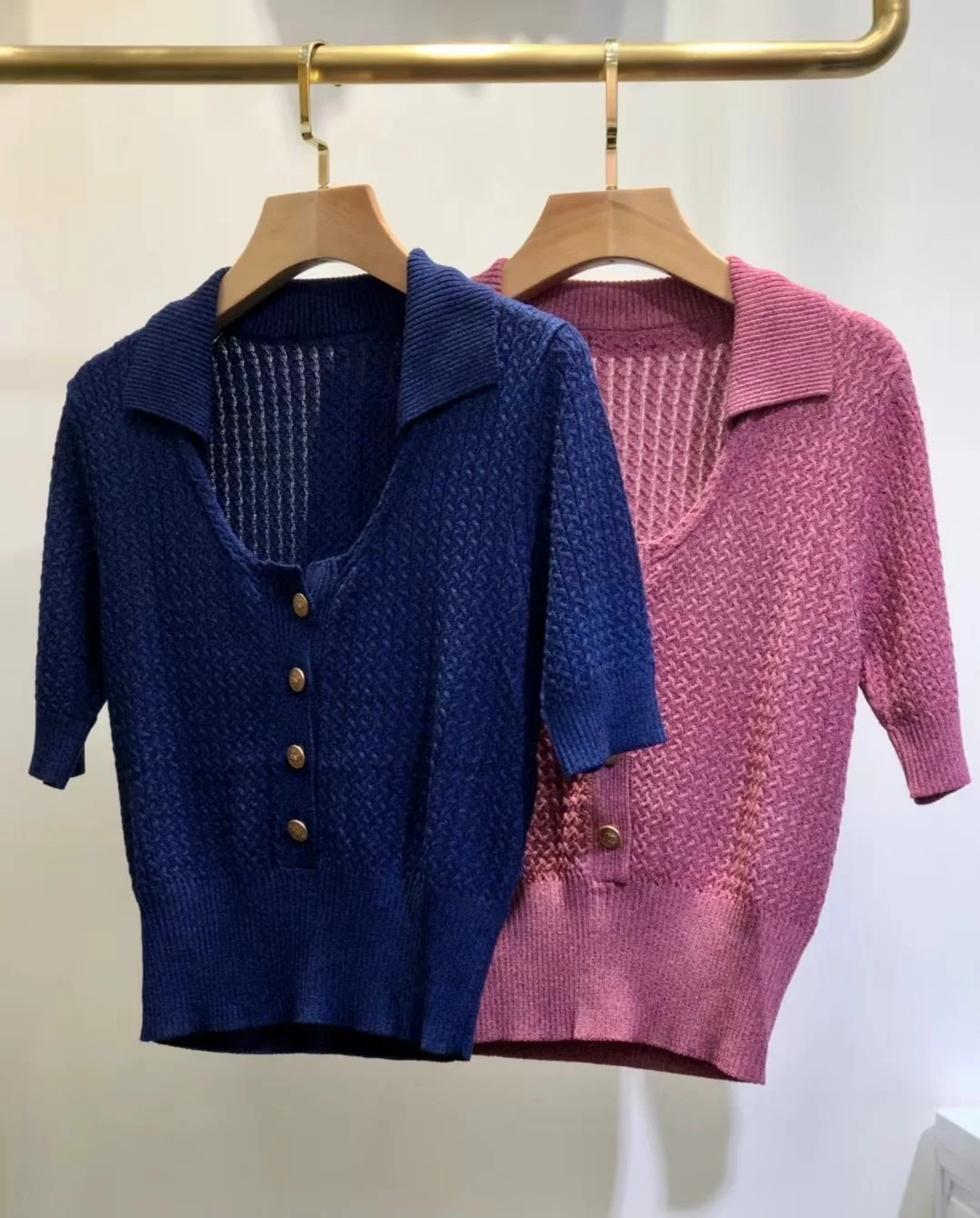 

2021 New Runway Design Summer Knitted Tops Women's T-shirt Novelty Lapel V-neck Single Breasted Twist Crochet Solid Slim T Shirt