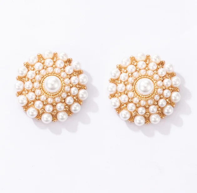 

21524 Korean Natural Shell Flower Contrast Pearl Earrings