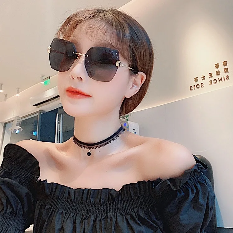 

2022 New Sunglasses Women's Korean Fashion Frameless Crystal Trimming Sunglasses Women's Diamond-studded Sunglasses, Keyword