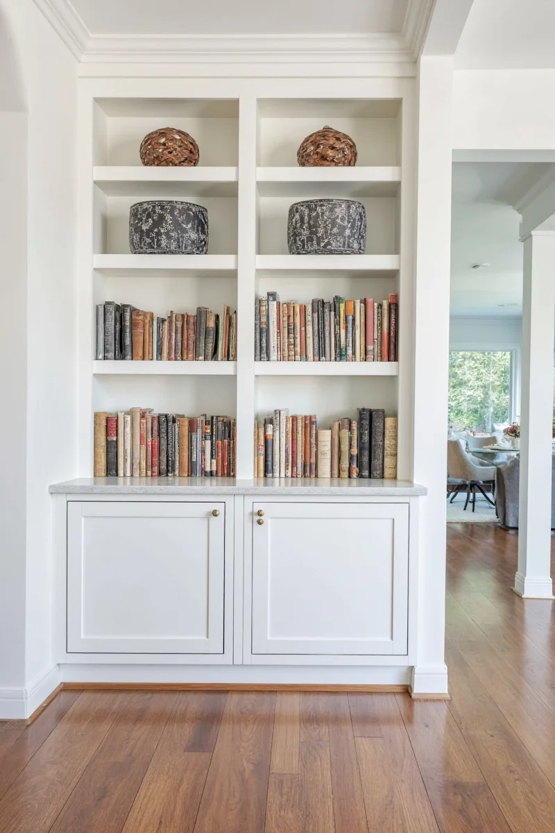 Cozy family room with built-in cabinets and bookshelves