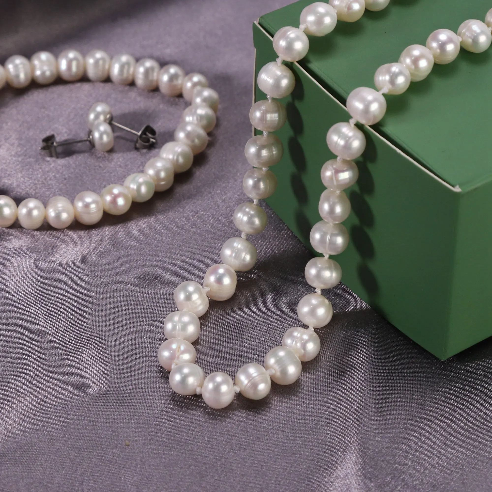 

18-inch potato-shaped freshwater pearl necklace, 7-inch bracelet, earring set Classic and fashionable ladies pearl jewelry set