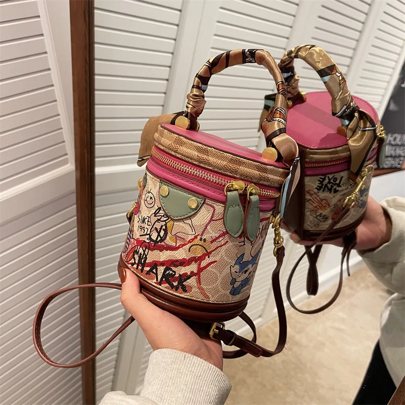 

2022 Graffiti Bucket Bag For Women Fashion Chain Shoulder Mini Bags Designer Crossbody Ladies Circular Barrel Handbags